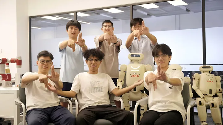 查看照片三：机器人实验室合影