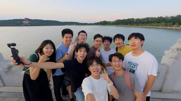 查看照片四：湖畔合影