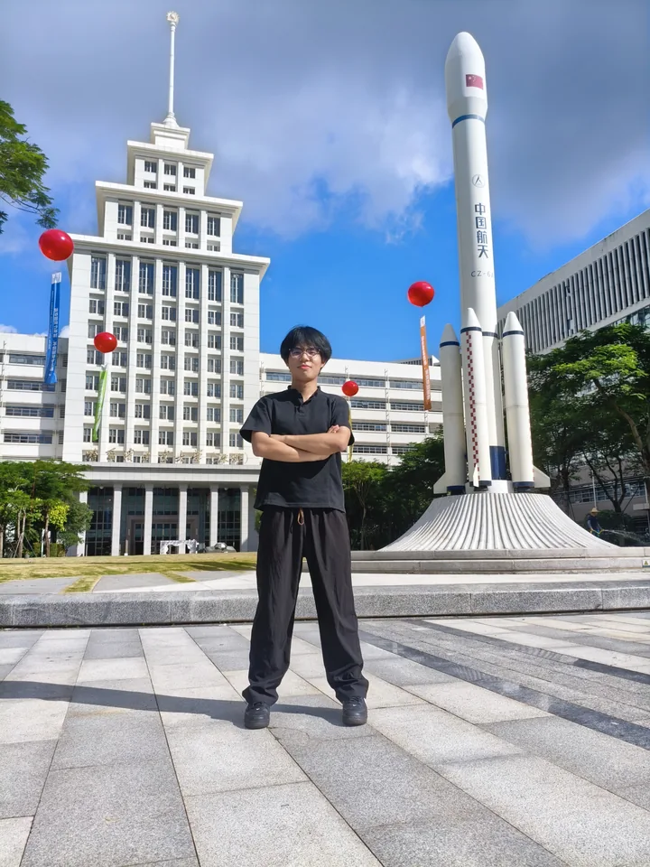 查看照片五：校园火箭景观