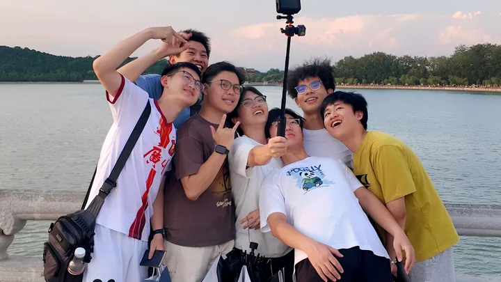 查看照片七：湖畔近景合影